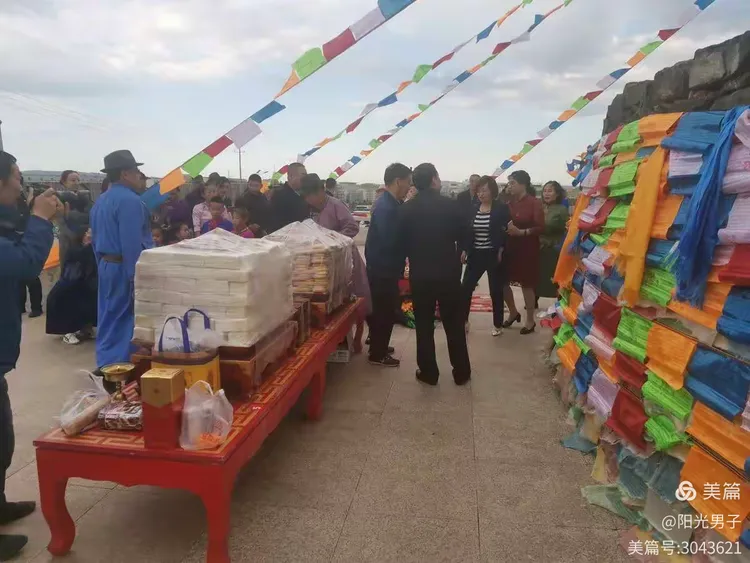 察右中旗科布尔镇祭敖包纪实